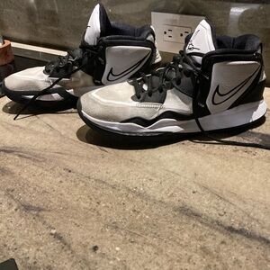 9.5 men’s (us) Nike Kyrie infinity-tb white black basketball shoes